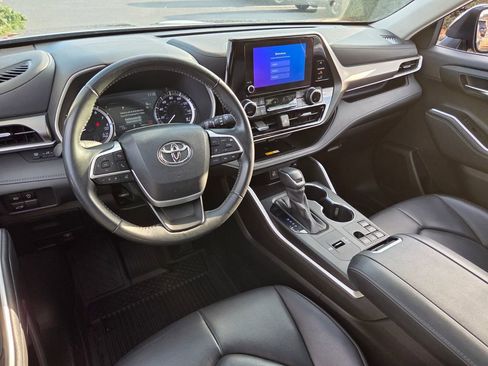 Certified 2024 Toyota Highlander XLE image 7