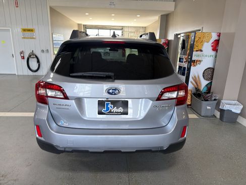 Used 2017 Subaru Outback 2.5i Premium AWD/4WD image 4