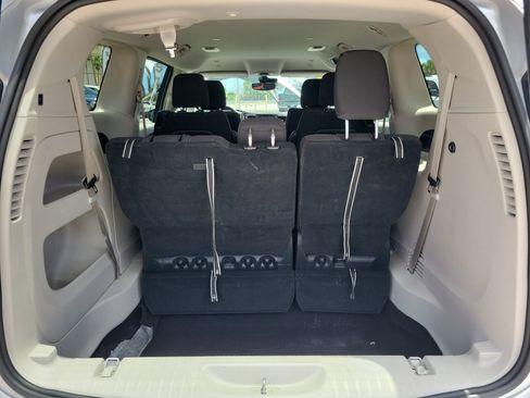 Used 2023 Chrysler Voyager LX FWD image 7