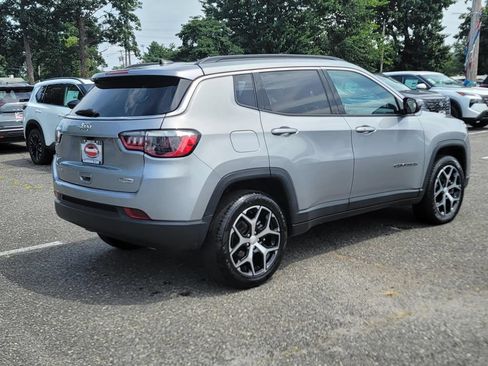 Used 2024 Jeep Compass Latitude AWD/4WD image 10