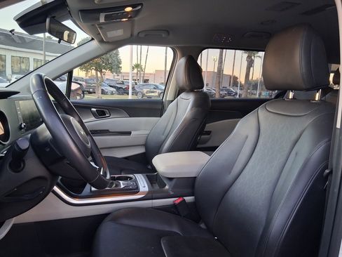 Used 2024 Kia Carnival LX image 12