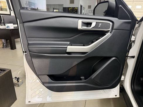 Used 2021 Ford Explorer XLT w/ Equipment Group 202A AWD/4WD image 10