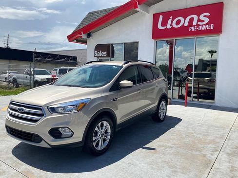 Used 2018 Ford Escape SE FWD image 3