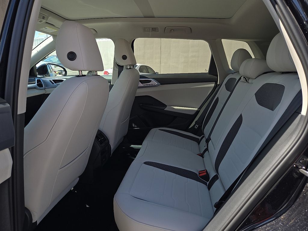 Certified 2025 Volkswagen Taos SE FWD image 15