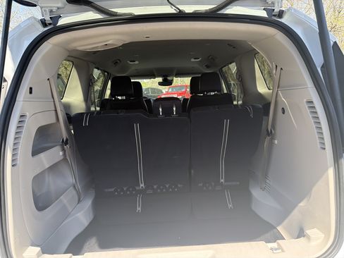 Used 2023 Chrysler Pacifica Touring-L AWD/4WD image 8