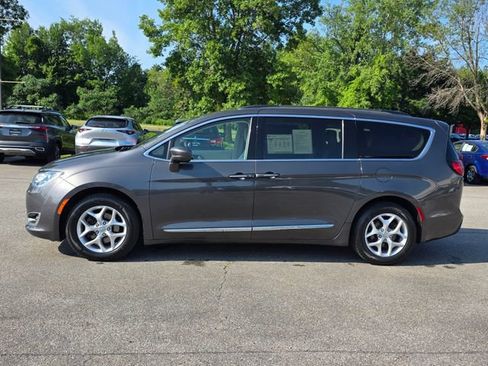 Used 2017 Chrysler Pacifica Touring-L w/ Tire & Wheel Group FWD image 5