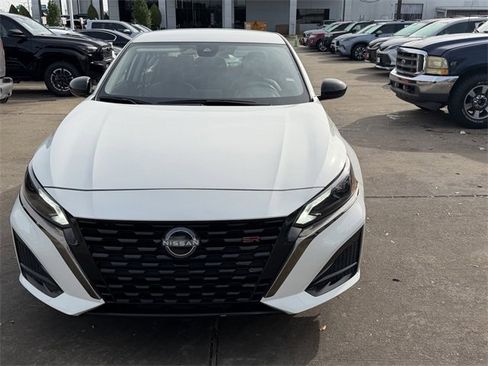 Used 2025 Nissan Altima 2.5 SR image 2