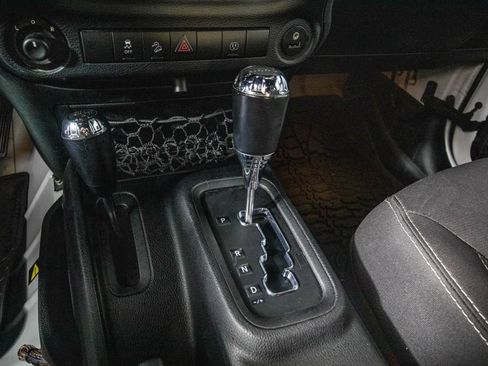 Used 2015 Jeep Wrangler Unlimited Rubicon AWD/4WD image 21