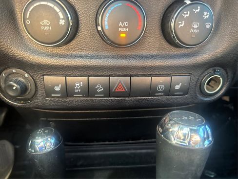 Used 2017 Jeep Wrangler Unlimited Sahara w/ Connectivity Group AWD/4WD image 22