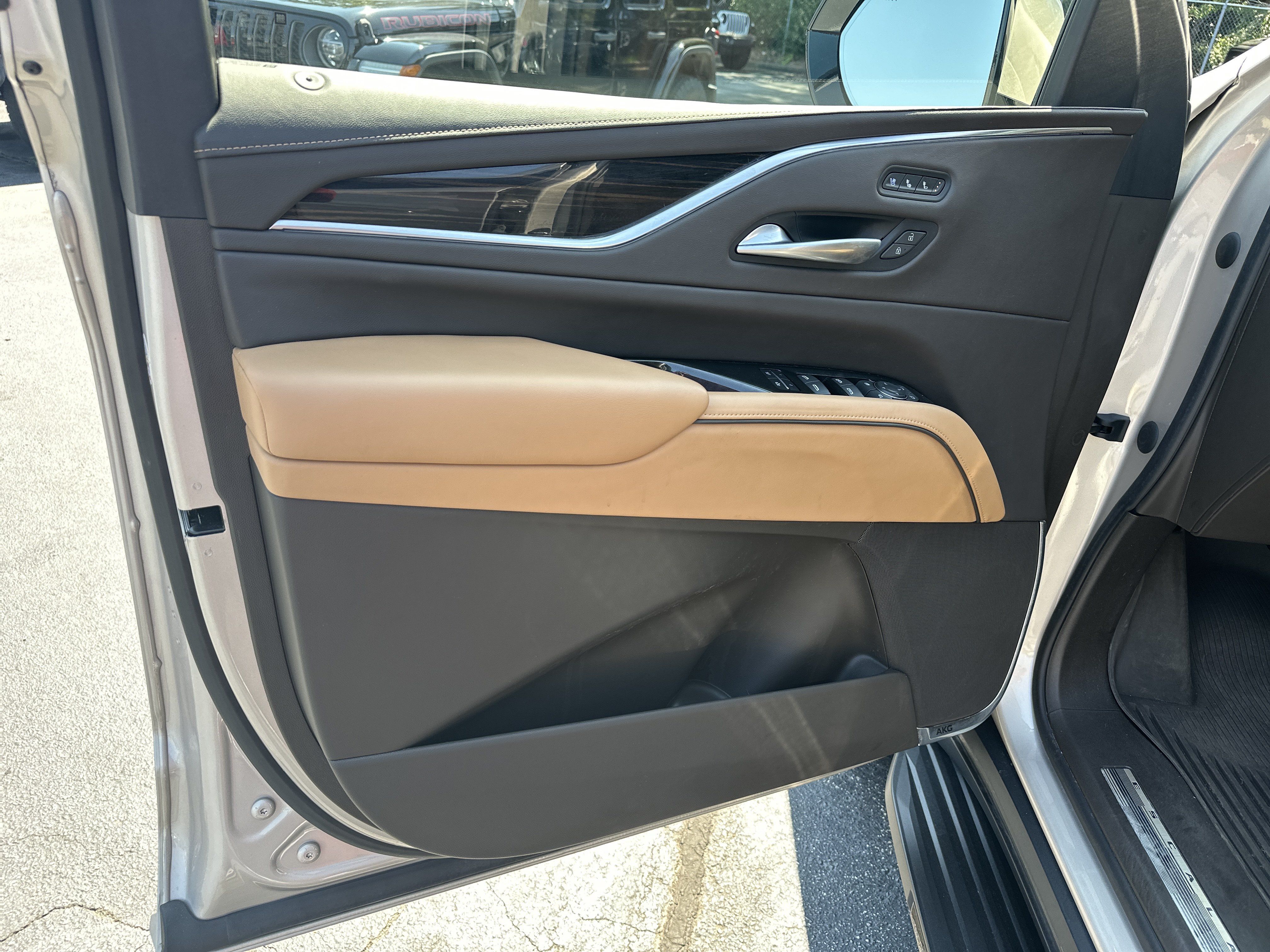 Used 2022 Cadillac Escalade ESV Premium Luxury AWD/4WD image 12