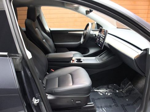 Used 2022 Tesla Model Y Long Range image 36