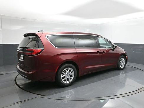 Used 2023 Chrysler Pacifica Touring-L image 11