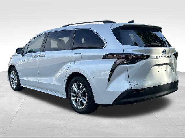 Used 2024 Toyota Sienna XLE w/ XLE Plus Package AWD/4WD image 3