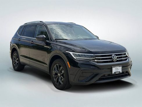 Used 2024 Volkswagen Tiguan SE FWD image 2