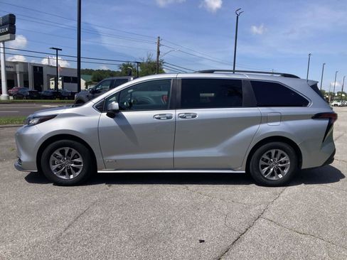 Used 2021 Toyota Sienna XLE w/ XLE Plus Package FWD image 8
