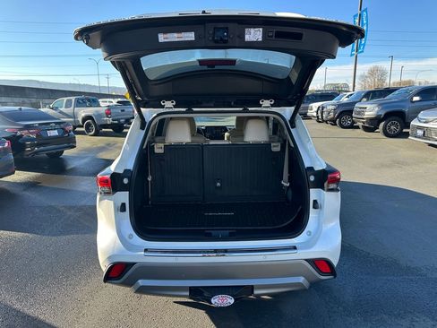Used 2021 Toyota Highlander Platinum image 11