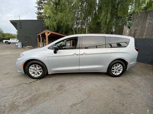 Used 2024 Chrysler Pacifica Touring-L FWD image 3