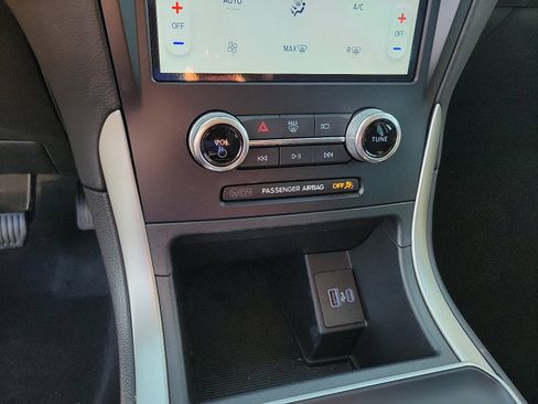 Certified 2024 Ford Edge SE w/ Black Appearance Package image 9