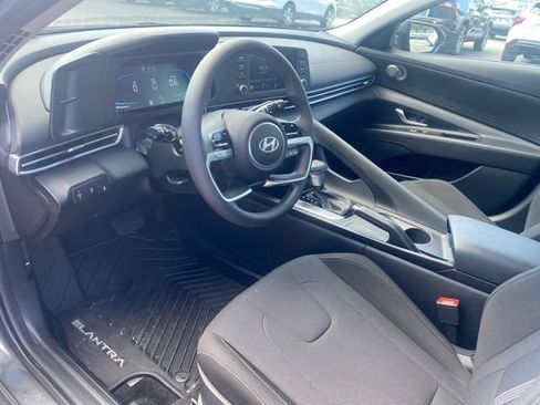 Used 2025 Hyundai Elantra SE FWD image 6