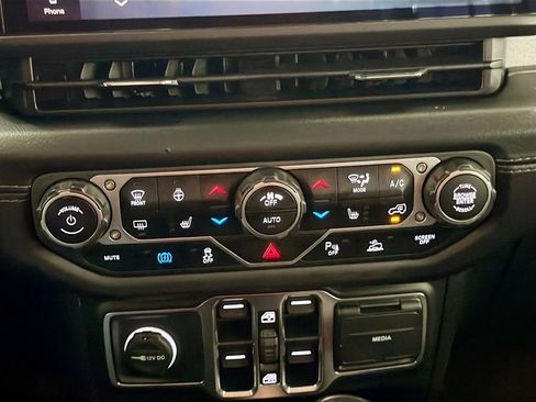 Used 2025 Jeep Wrangler Unlimited Sahara w/ Safety Group image 17