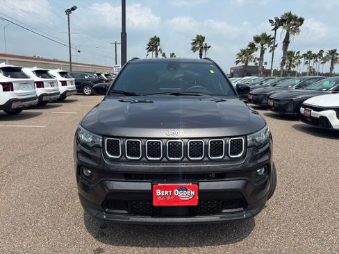 Used 2024 Jeep Compass Latitude AWD/4WD image 2