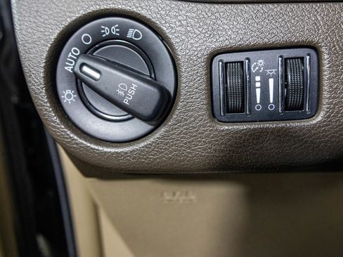 Used 2016 Chrysler Town & Country Touring-L w/ Driver Convenience Group image 35