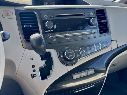 Used 2014 Toyota Sienna LE image 21