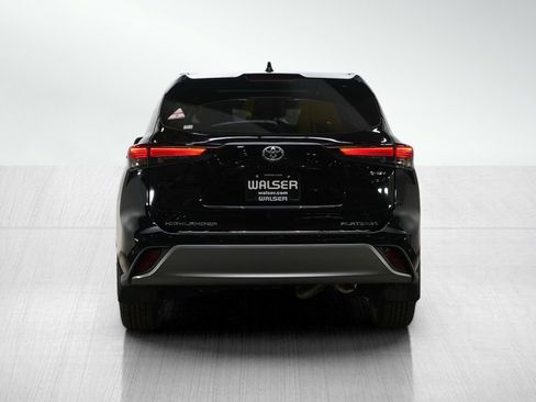 Used 2025 Toyota Highlander Platinum image 4