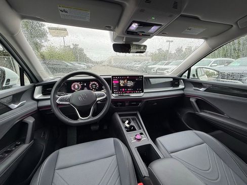 Used 2025 Volkswagen Tiguan SE FWD image 19