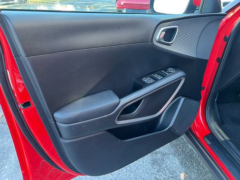Used 2025 Kia Soul LX w/ LX Technology Package image 11