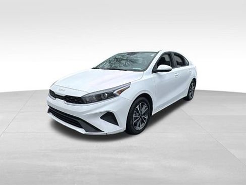 Used 2024 Kia Forte LXS image 3