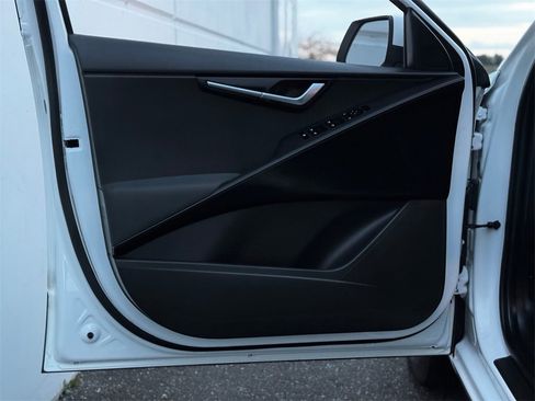 Used 2023 Kia Niro LX image 10