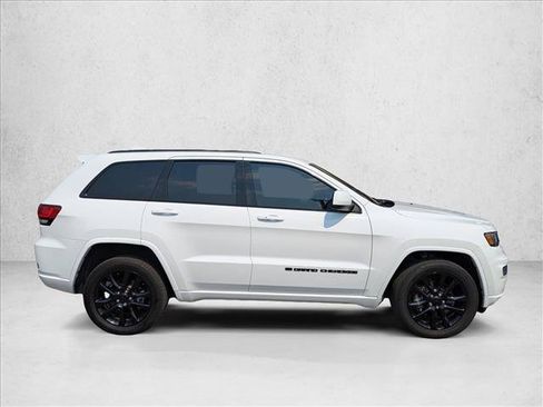 Used 2022 Jeep Grand Cherokee Laredo X AWD/4WD image 4