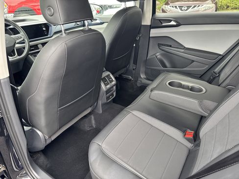 Used 2022 Volkswagen Taos SE image 13