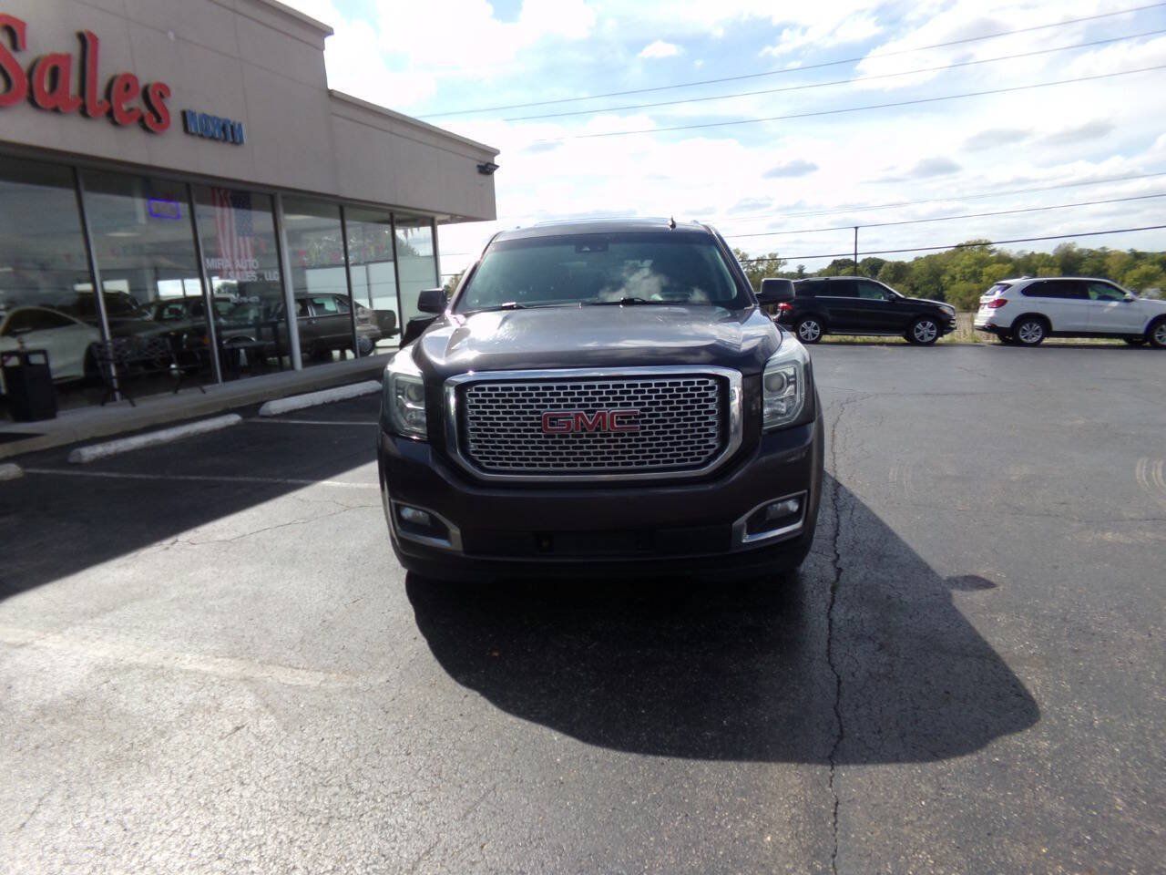 Used 2015 GMC Yukon Denali w/ Touring Package AWD/4WD image 3