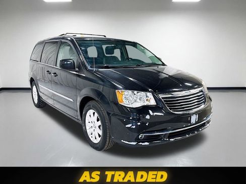 Used 2015 Chrysler Town & Country Touring FWD image 5