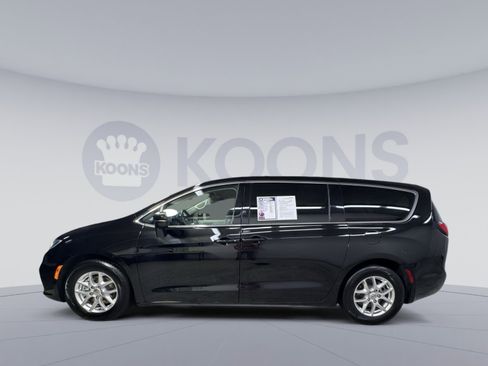 Used 2024 Chrysler Pacifica Touring-L FWD image 17