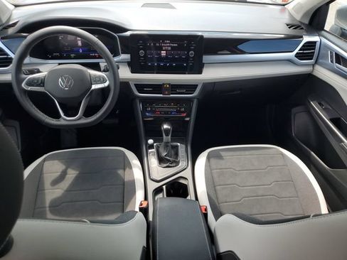 Certified 2025 Volkswagen Taos SE w/ Panoramic Sunroof Package FWD image 8