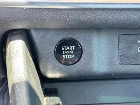 Used 2025 Nissan Rogue SV FWD image 22