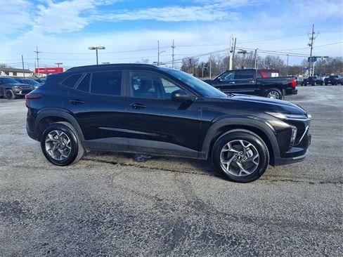 Used 2025 Chevrolet Trax LT w/ LT Convenience Package image 9