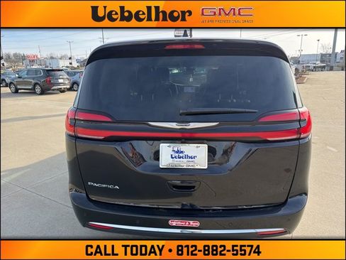 Used 2024 Chrysler Pacifica Touring-L image 7