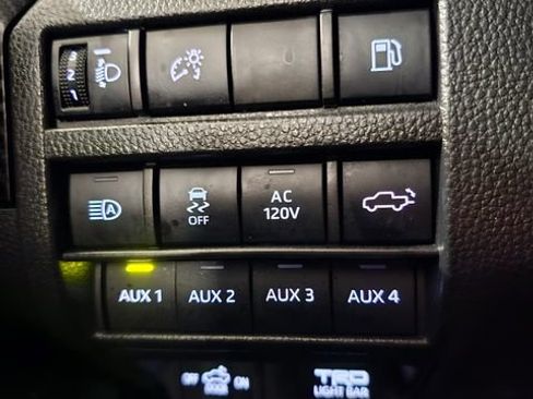 Used 2025 Toyota Tacoma TRD Pro AWD/4WD image 32