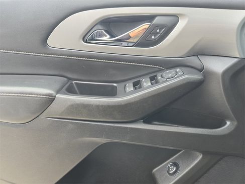 Used 2021 Chevrolet Traverse LT image 25