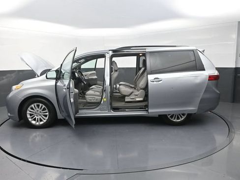 Used 2016 Toyota Sienna XLE FWD image 41