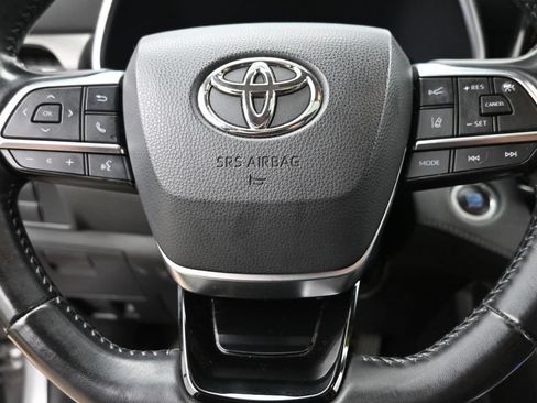 Used 2021 Toyota Highlander XLE AWD/4WD image 21