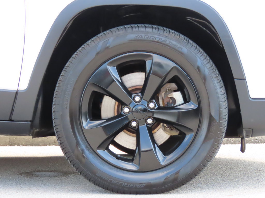 Used 2019 Jeep Cherokee Latitude Plus AWD/4WD image 16