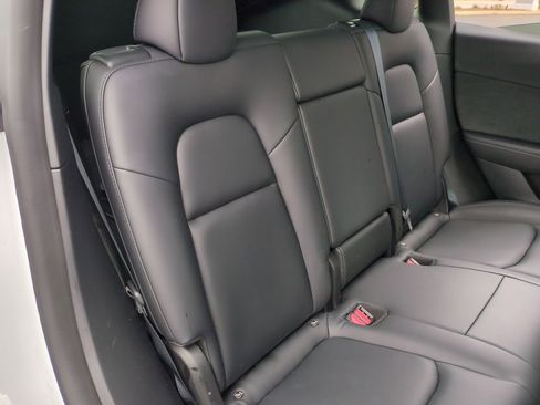 Used 2021 Tesla Model Y Long Range image 31