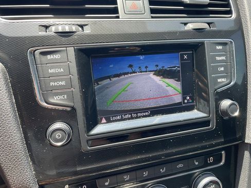 Used 2015 Volkswagen Golf 4-Door FWD image 20