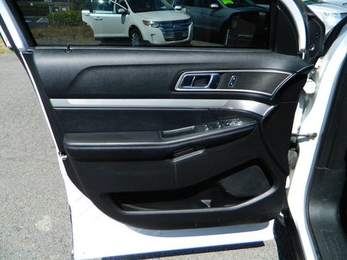 Used 2017 Ford Explorer XLT image 23