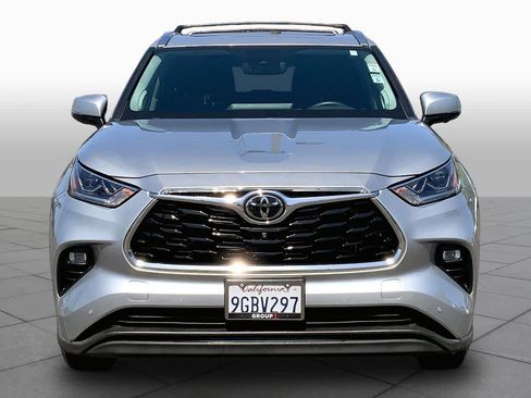 Used 2023 Toyota Highlander Limited FWD image 3
